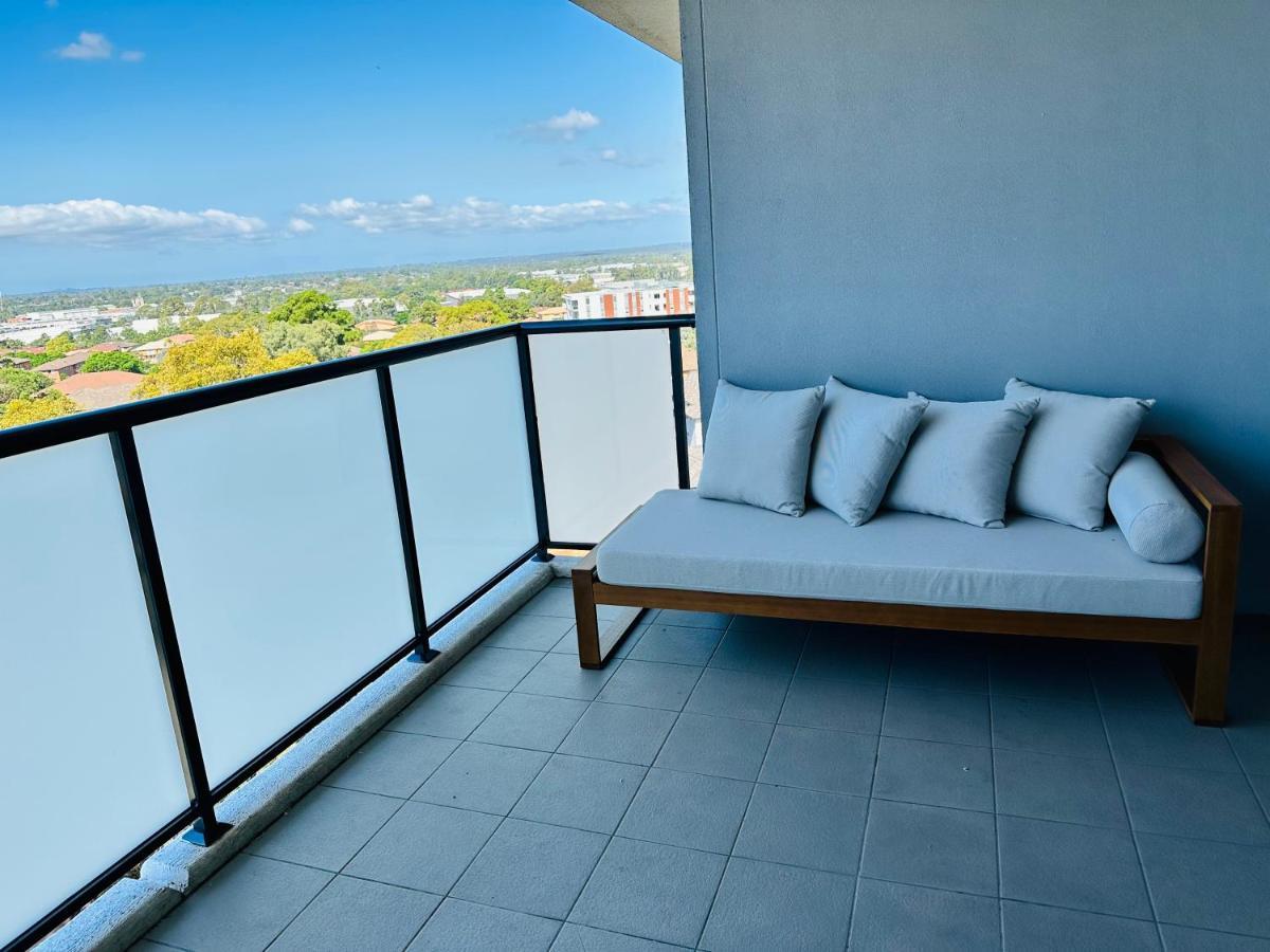 Modern 2 Bedroom & 2 Bathroom Apartment With Stunning Sydney Cbd & Skyline Views! Liverpool Buitenkant foto